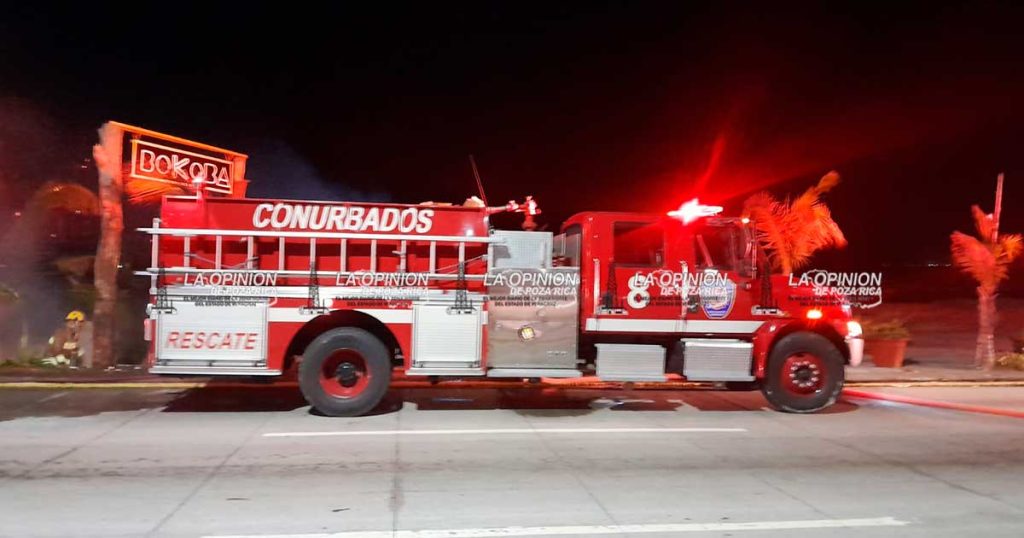 Piromaníaca provoca incendios; restaurante y autos consumidos por las llamas Piromaníaca provoca incendios en Veracruz Puerto