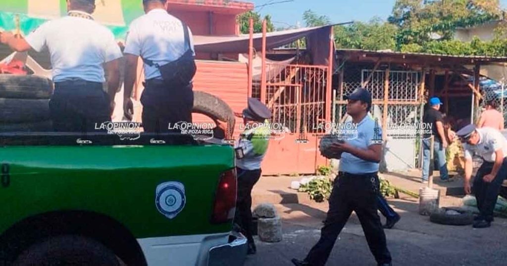 Limpian la vía pública de objetos “aparta lugares” Limpian la vía pública de objetos “aparta lugares”