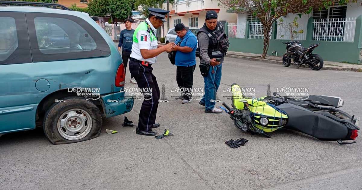 ¡Se pasa el “alto” y provoca accidente!