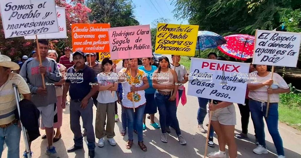 Protestan pobladores por incumplimiento de obras