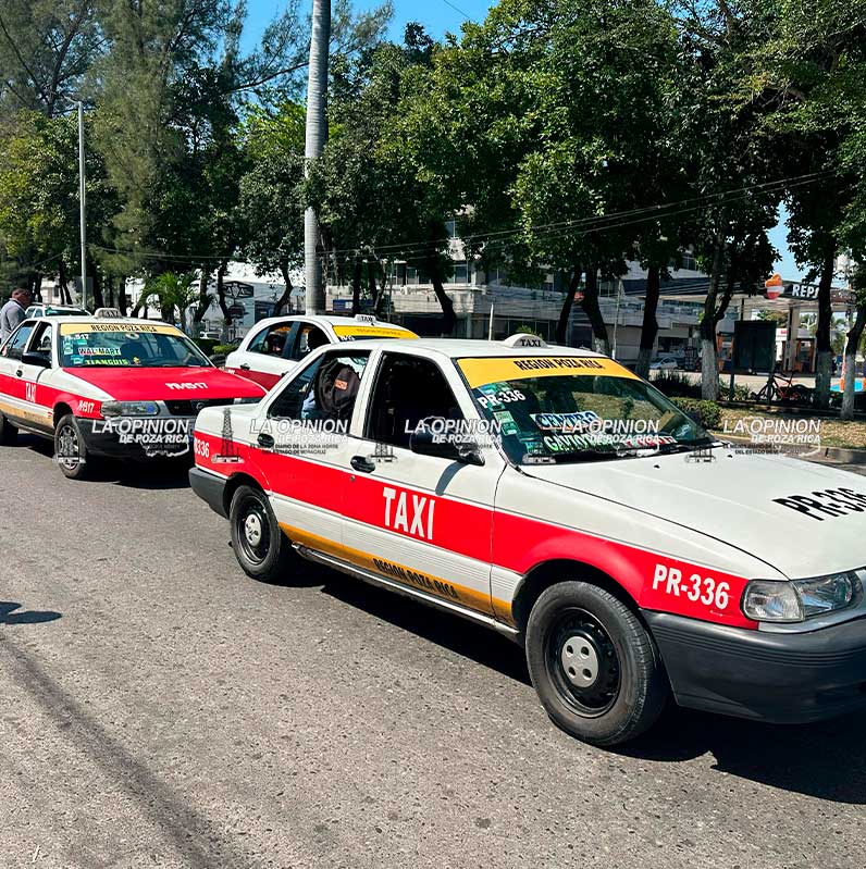 ¡Entre taxistas se dan “un besito”!