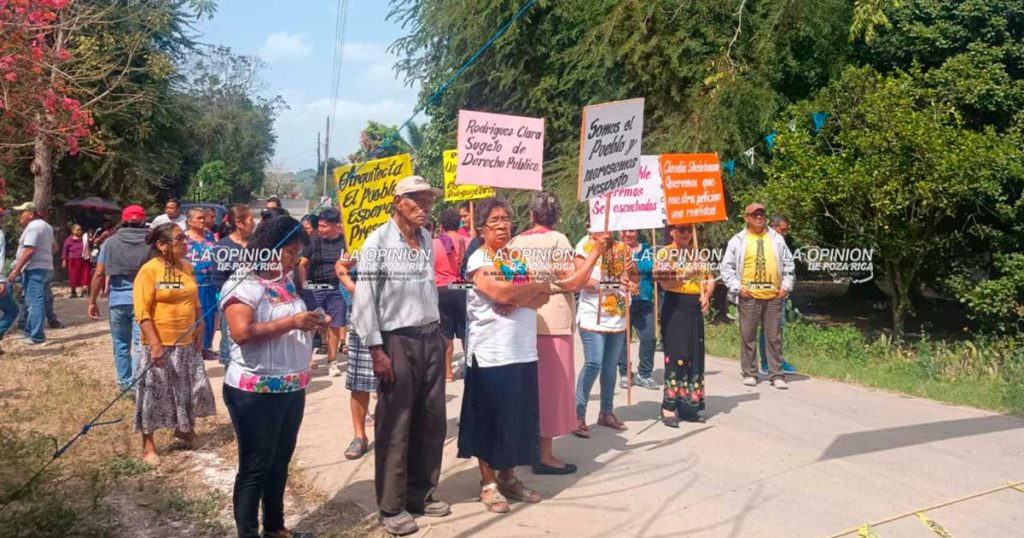 Protestan pobladores por incumplimiento de obras