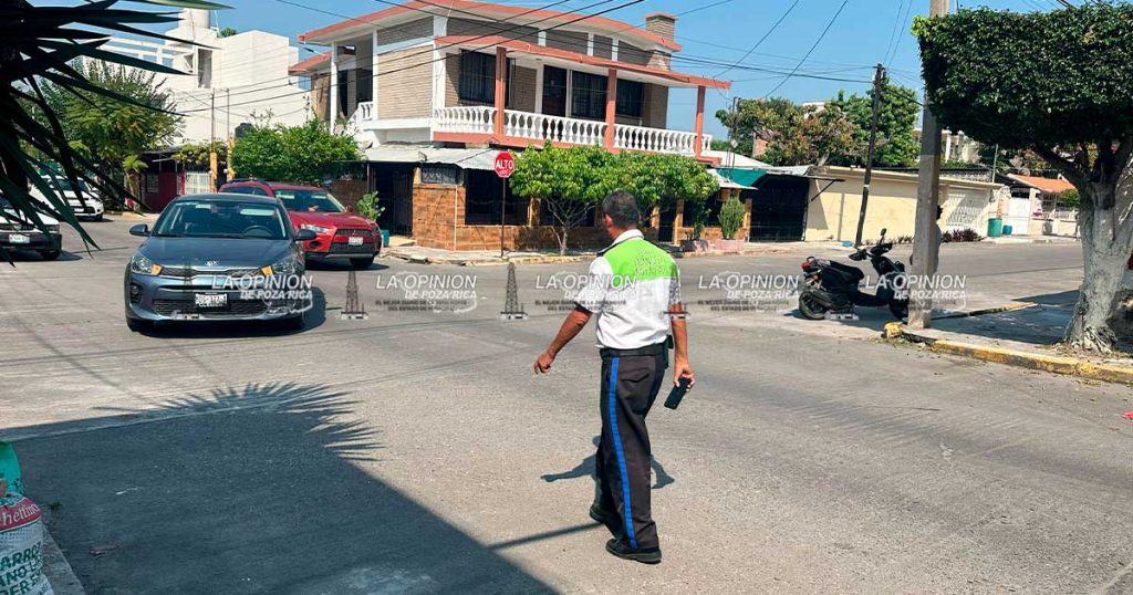 ¡Se pasó el “Alto” y terminó en el suelo!
