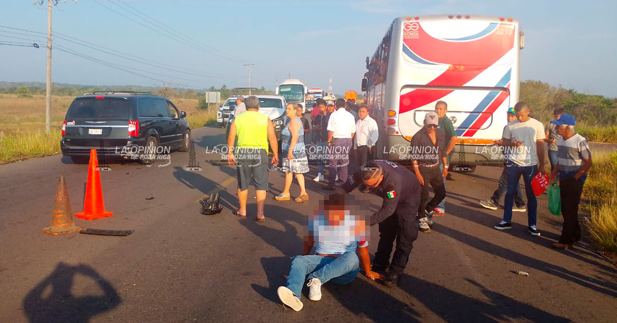 Motociclista se salva de milagro tras impactarse con autobús Los Tuxtla