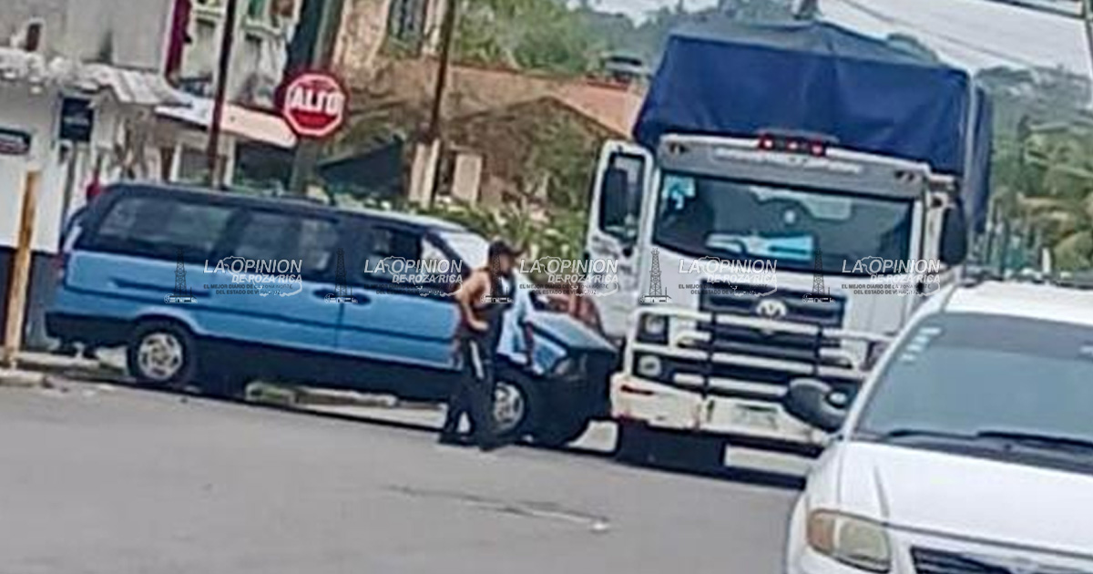 ¡Se pasaron un alto y lo chocaron!