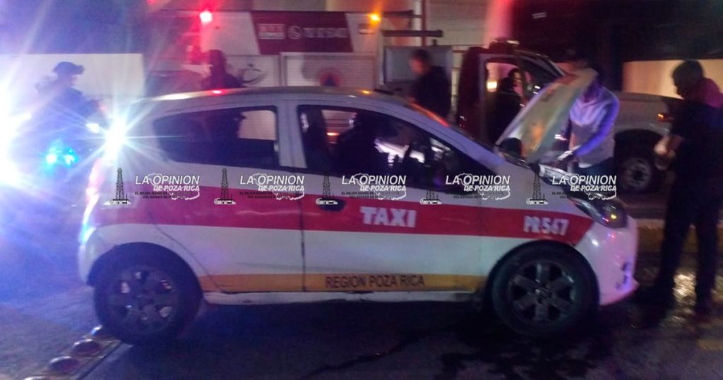 Taxi en llamas en la zona centro