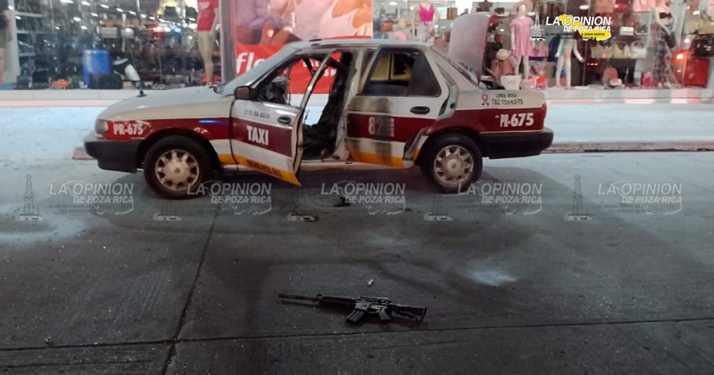 ¡Terror en Plaza Crystal! prenden fuego a dos taxis, incendiarios dejan arma abandonada