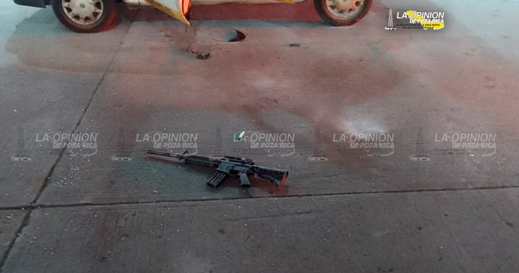 ¡Terror en Plaza Crystal! prenden fuego a dos taxis, incendiarios dejan arma abandonada