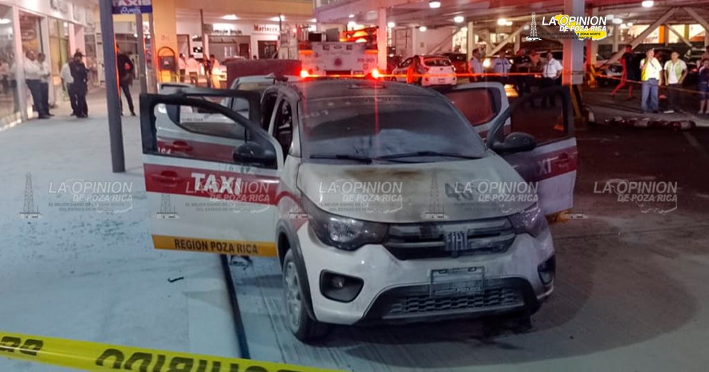 ¡Terror en Plaza Crystal! prenden fuego a dos taxis, incendiarios dejan arma abandonada