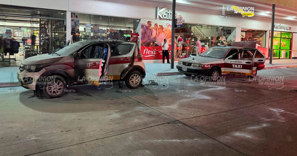 ¡Terror en Plaza Crystal! prenden fuego a dos taxis, incendiarios dejan arma abandonada