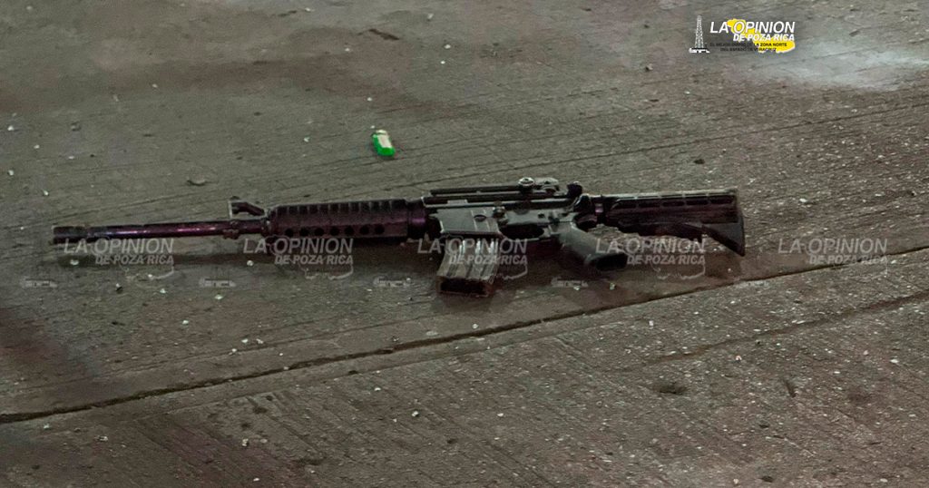 ¡Terror en Plaza Crystal! prenden fuego a dos taxis, incendiarios dejan arma abandonada