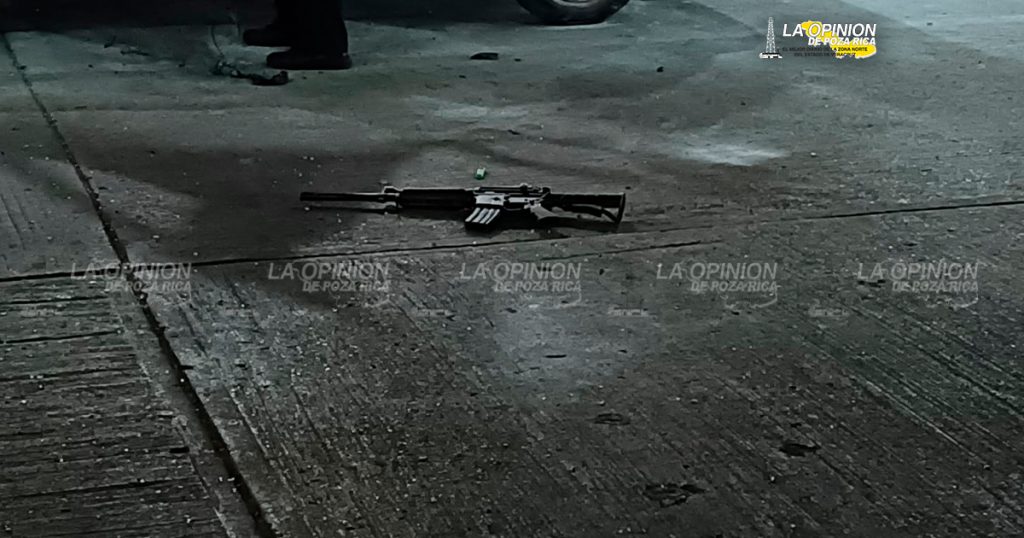 ¡Terror en Plaza Crystal! prenden fuego a dos taxis, incendiarios dejan arma abandonada