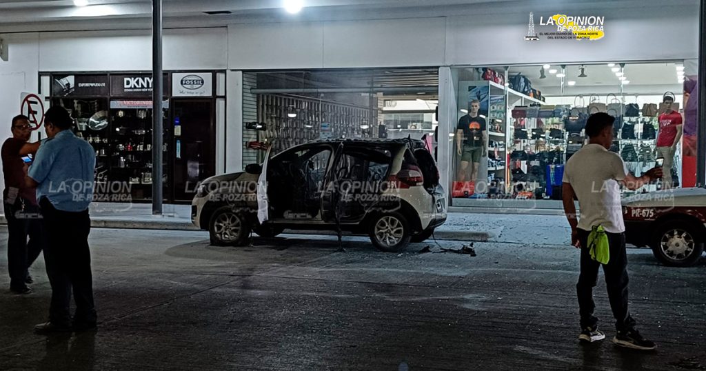 ¡Terror en Plaza Crystal! prenden fuego a dos taxis, incendiarios dejan arma abandonada