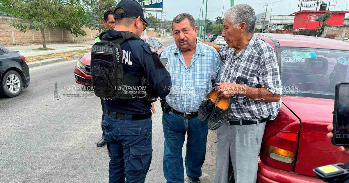 ¡Abuelito pierde el control y se sube al camellón!
