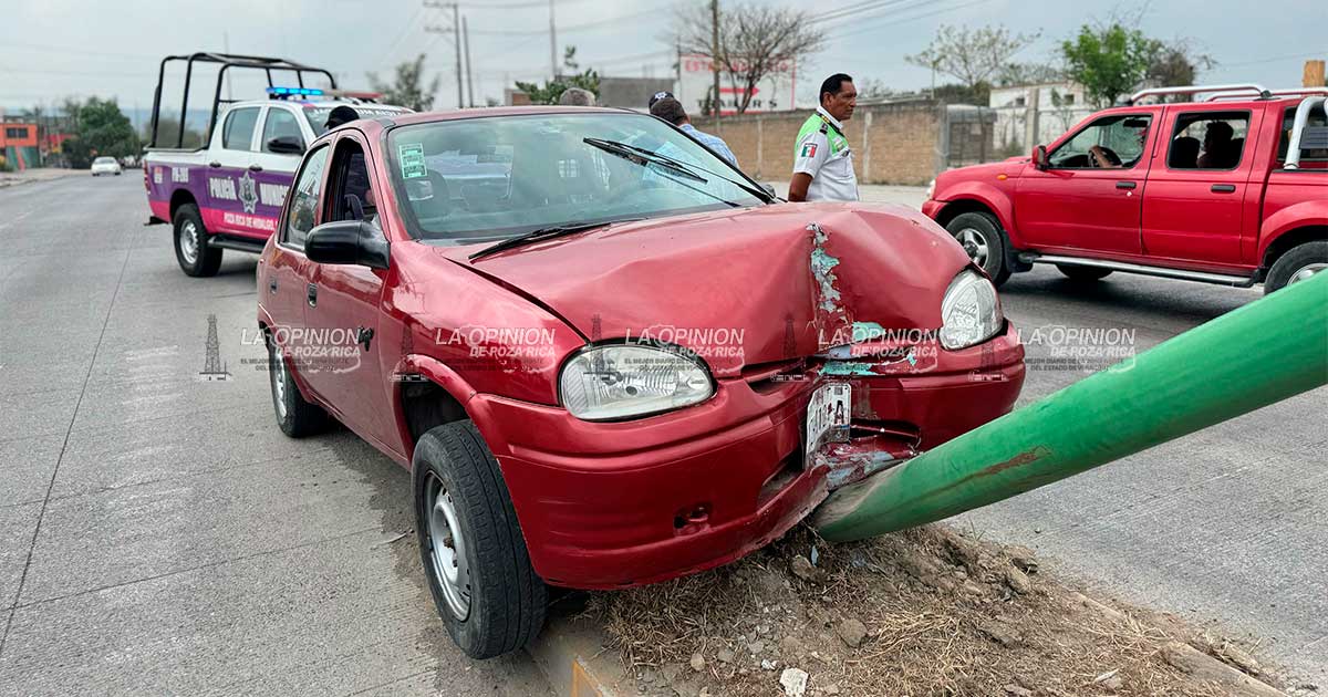 ¡Abuelito pierde el control y se sube al camellón!