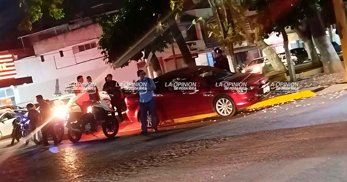 Abuelito al volante se sube al camellón Abuelito al volante se sube al camellón