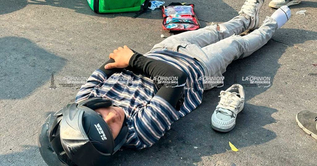 ¡Se pasó el “alto” y derribó a un moto-envíos!