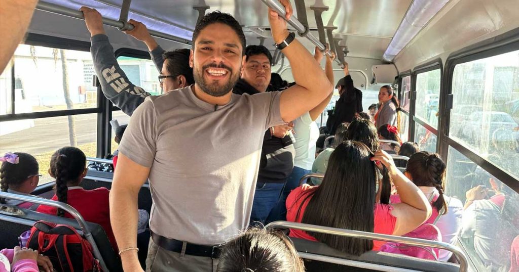 Memo Herrada transporta gratis a alumnos y trabajadores