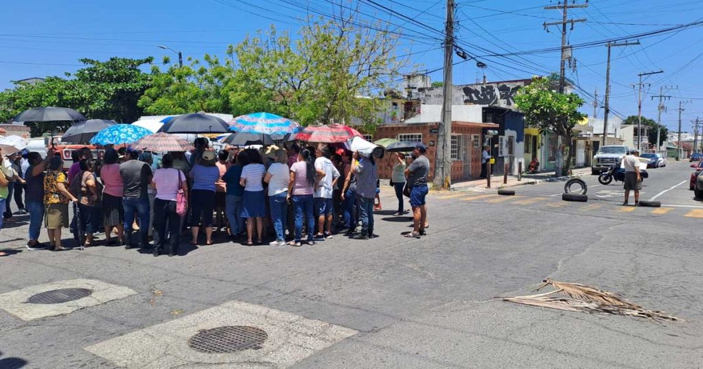 Tienen 25 días sin agua y bloquean avenida en Veracruz puerto