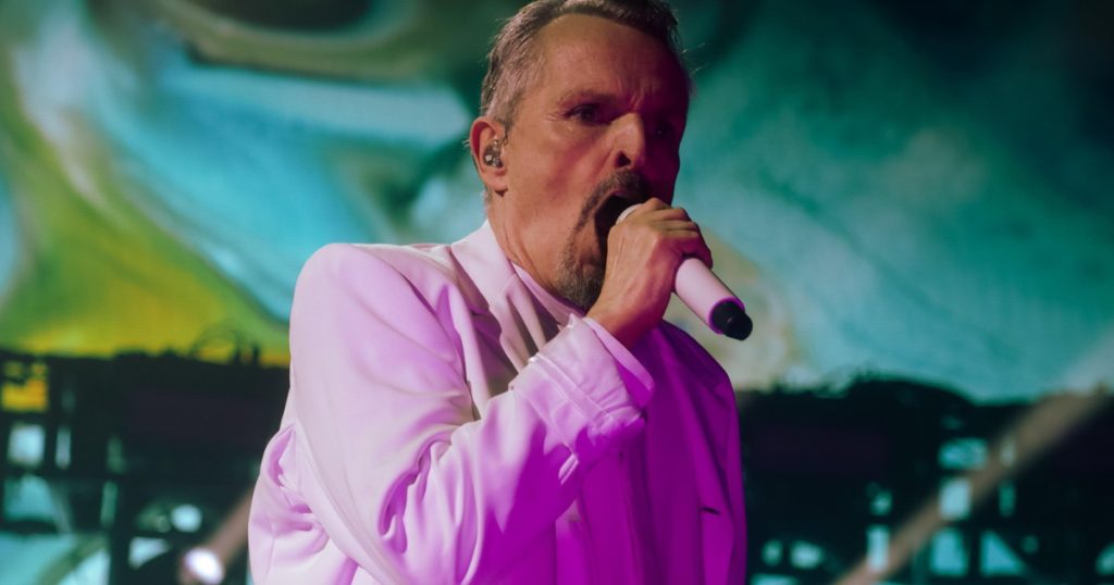 Veracruz ovaciona a Miguel Bosé en su regreso a los escenarios