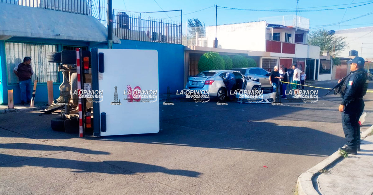 Empleados de Holanda heridos en volcadura Empleados de Holanda heridos en volcadura