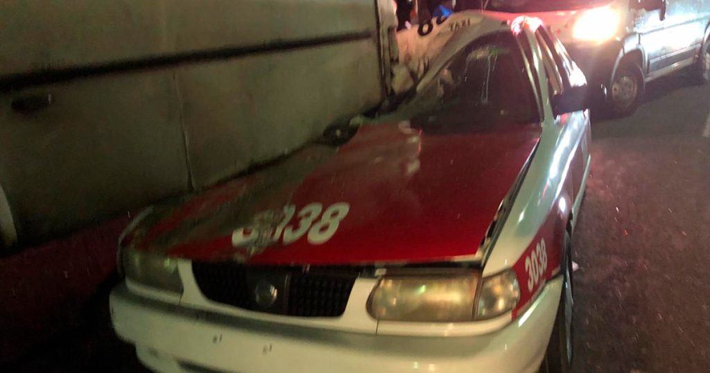 Taxi se ensartó debajo de autobús