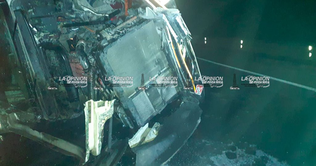 ¡Pierde el control y choca contra pipa!