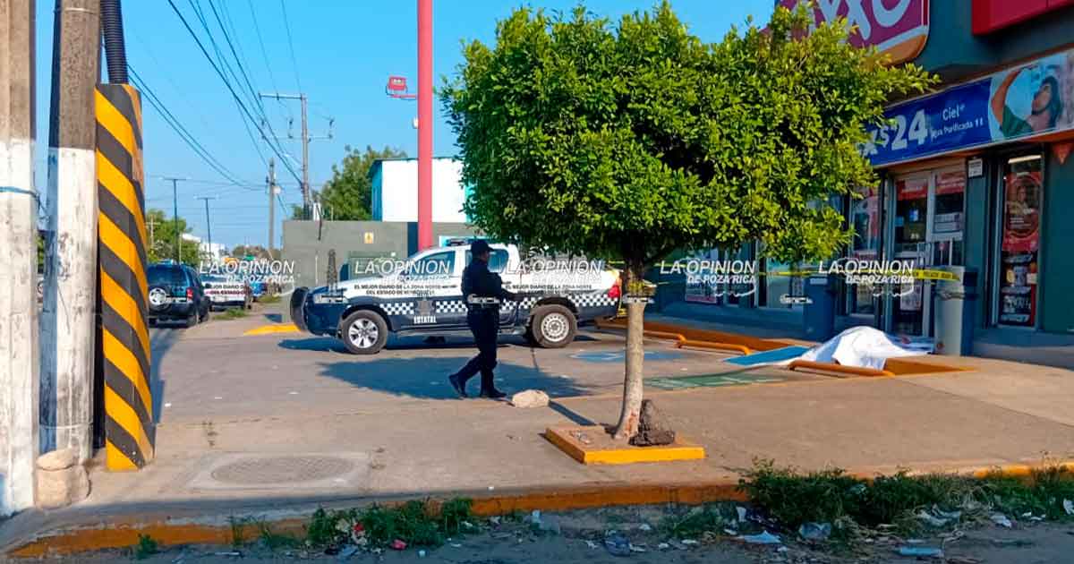 Hombre fallece al salir de tienda Oxxo en Coatzacoalcos Hombre fallece al salir de tienda Oxxo en Coatzacoalcos