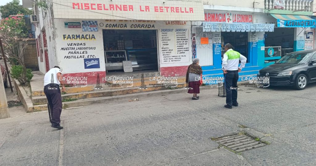 Retira Tránsito del Estado objetos “aparta lugares” en varias calles