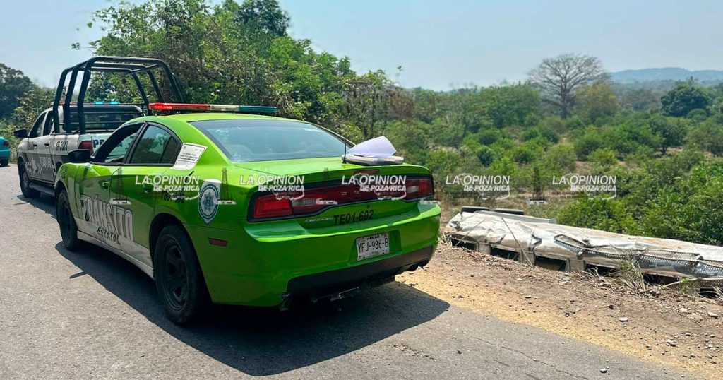 “Se descarrila el maíz”: vuelca remolque de pipa y cierran vialidad