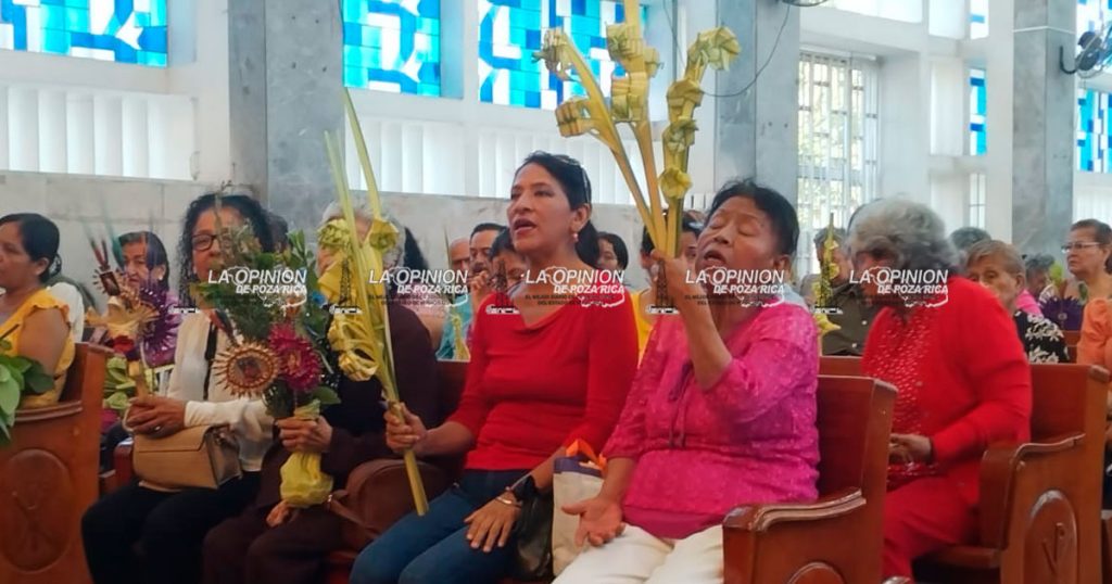Bendición de palmas luego de la misa de Domingo de Ramos