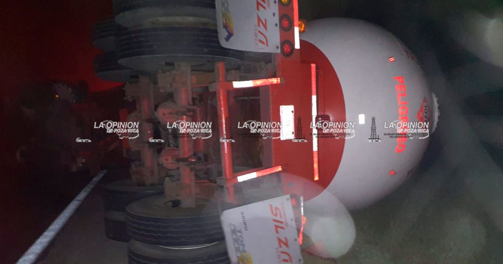 ¡Pierde el control y choca contra pipa!