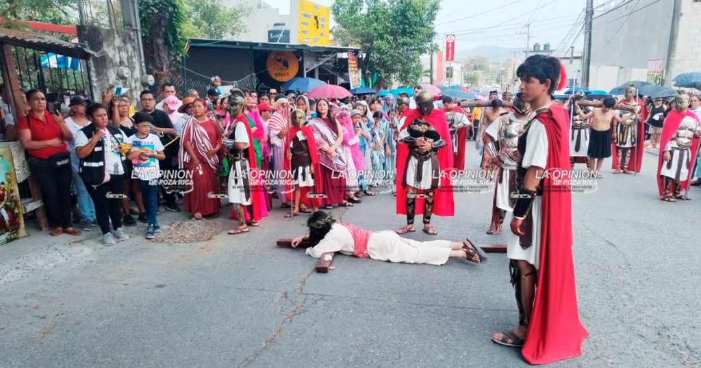 Reviven el drama del Gólgota, con impresionante viacrucis