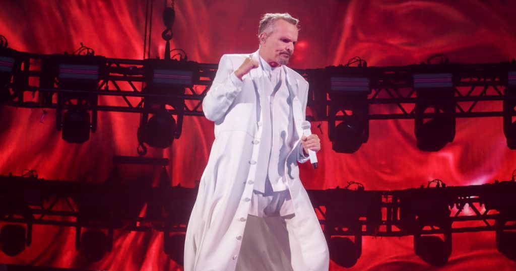 Veracruz ovaciona a Miguel Bosé en su regreso a los escenarios