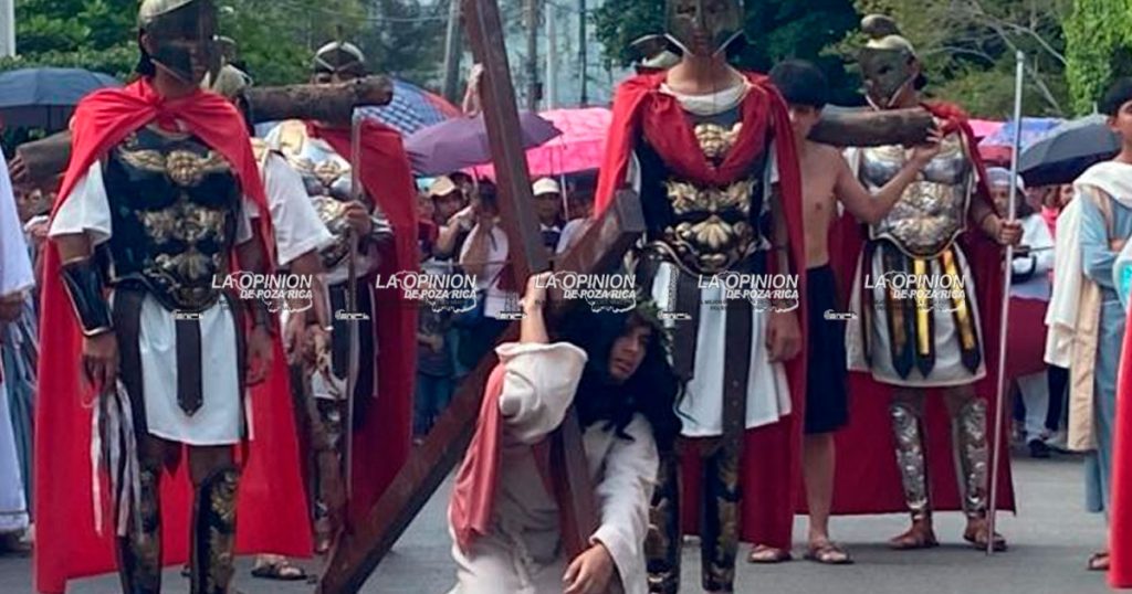 Reviven el drama del Gólgota, con impresionante viacrucis