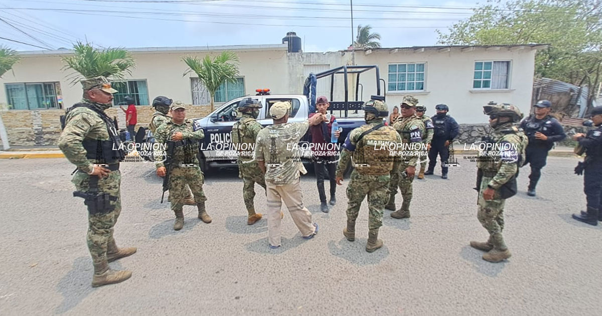 Presunto elemento de Sedena amenaza a mujer y niños con armas blancas Presunto elemento de Sedena amenaza a mujer y niños con armas blancas