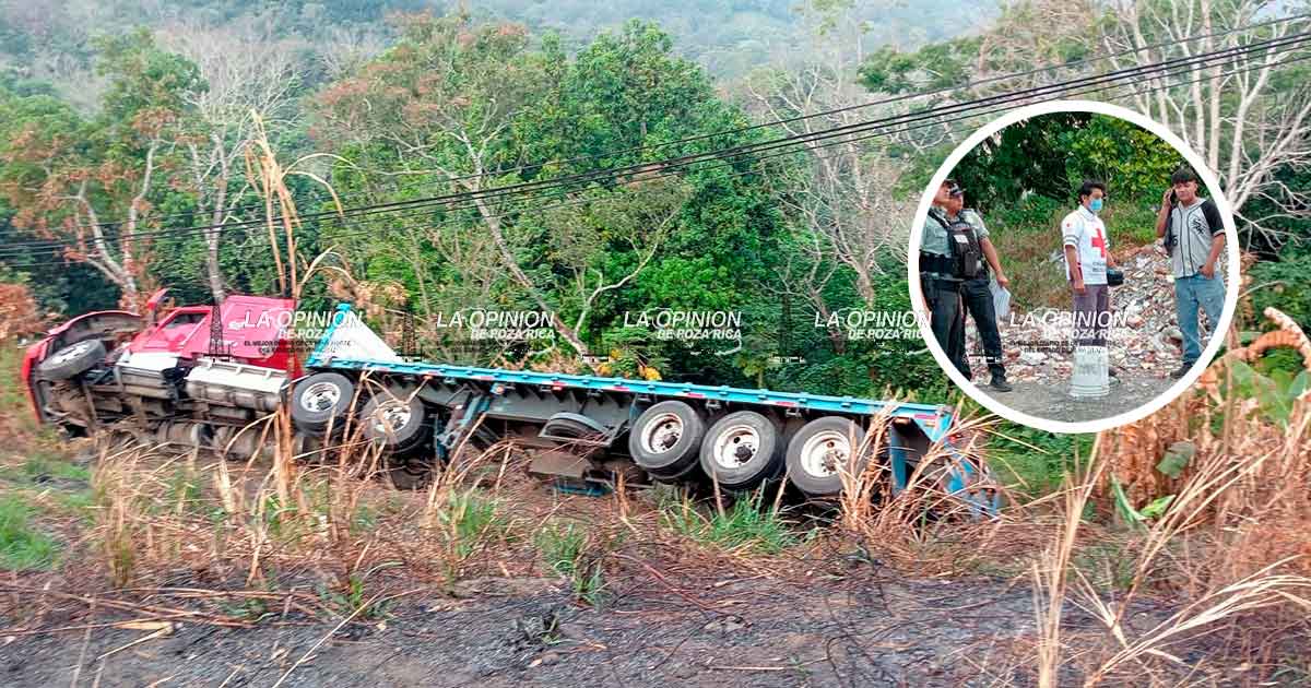 Vuelca tráiler en San Andrés Tuxtla Vuelca tráiler en San Andrés Tuxtla