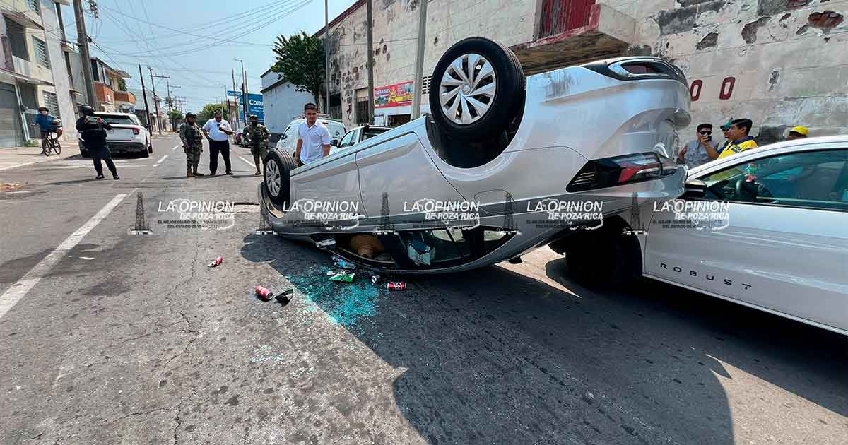 Turistas ebrios vuelcan su unidad en el centro del Puerto de Veracruz Turistas ebrios vuelcan su unidad en el centro del Puerto de Veracruz