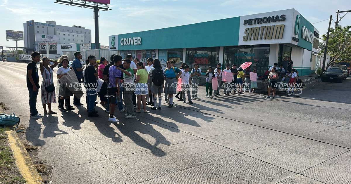 Bloquean avenida en Veracruz puerto por falta de luz en escuela Bloquean avenida en Veracruz puerto por falta de luz en escuela