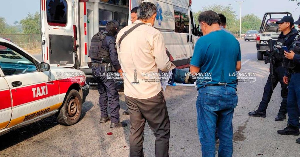 Cruza el bulevar y termina bajo las llantas de un taxi
