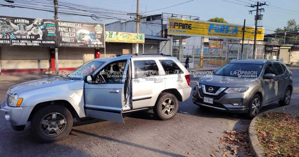 ¡Frenó de golpe y terminó chocado!