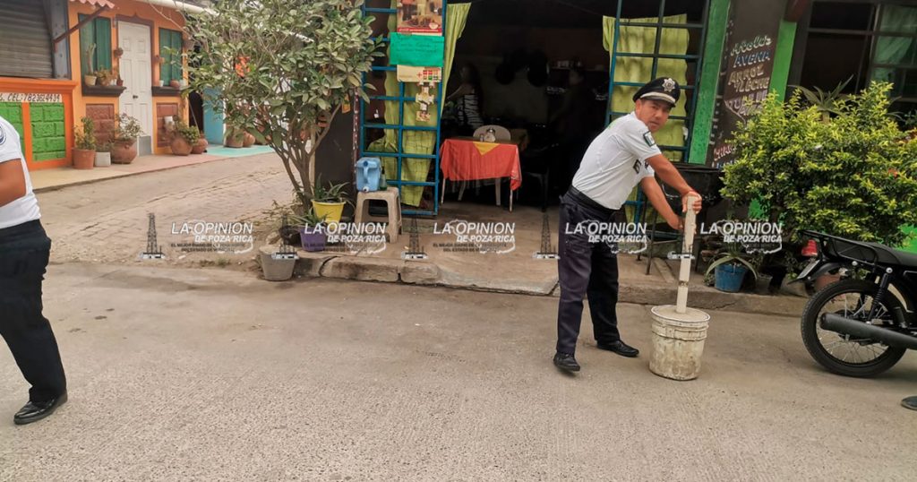 Retira Tránsito del Estado objetos “aparta lugares” en varias calles
