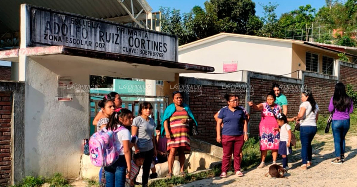 Piden que maestro se se quede en Primaria Piden que maestro se se quede en Primaria