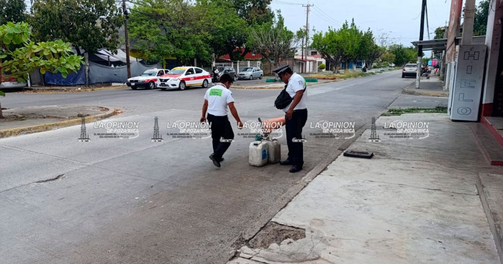 Retira Tránsito del Estado objetos “aparta lugares” en varias calles