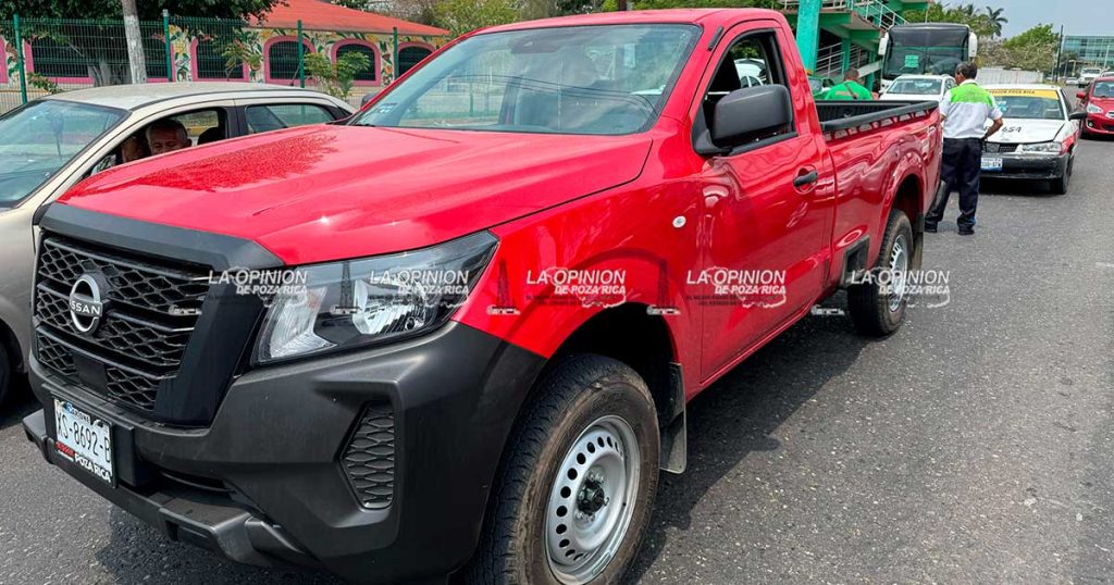 ¡Semáforo lo frenó… pero con la camioneta!