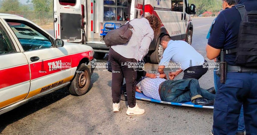 Cruza el bulevar y termina bajo las llantas de un taxi