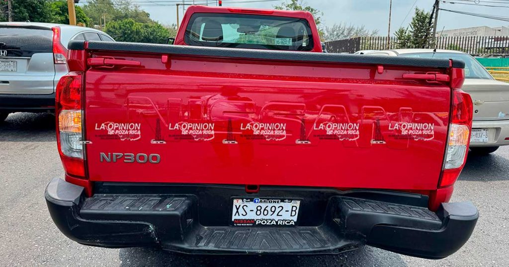 ¡Semáforo lo frenó… pero con la camioneta!