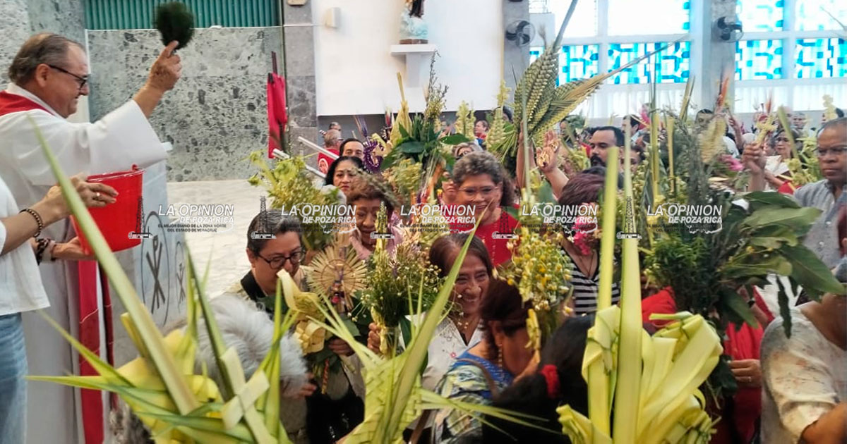 Bendición de palmas luego de la misa de Domingo de Ramos Bendición de palmas luego de la misa de Domingo de Ramos