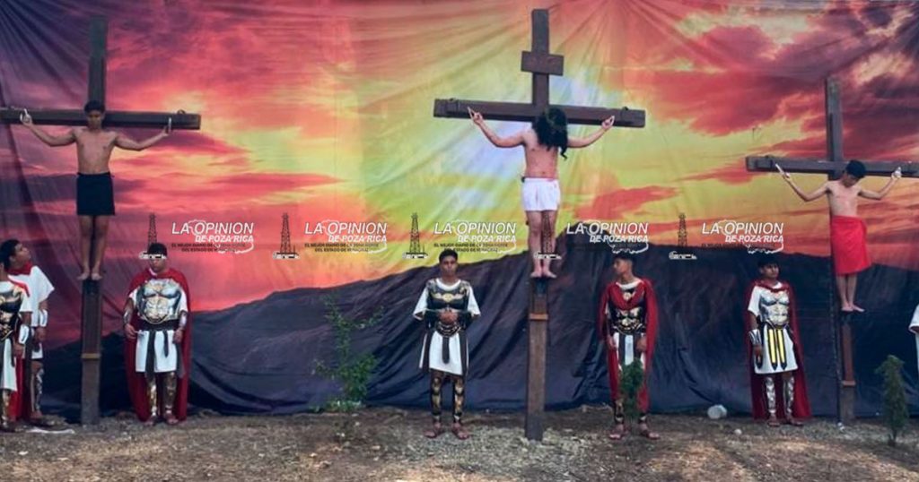 Reviven el drama del Gólgota, con impresionante viacrucis