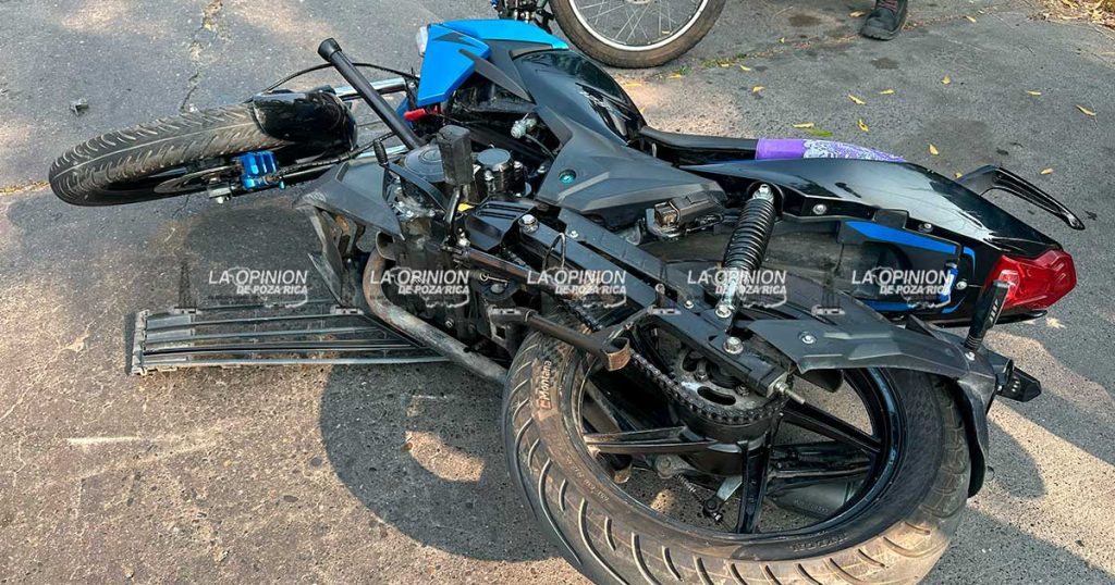 ¡Se pasó el “alto” y derribó a un moto-envíos!